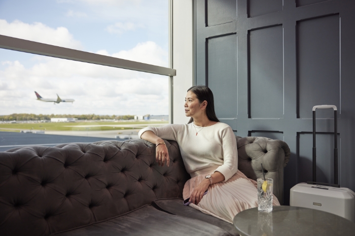 4 complimentary airport lounge visits